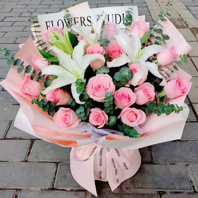 丽江18朵粉玫瑰2支百合，我的心尖宝贝