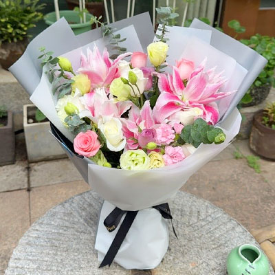 丽江9朵玫瑰混搭百合，爱恋纯真无邪