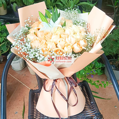 丽江33朵香槟玫瑰百合，心里永远是你