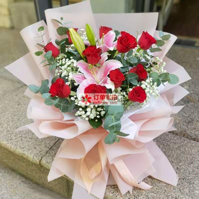 丽江11朵红玫瑰百合，全世界里只有一个你